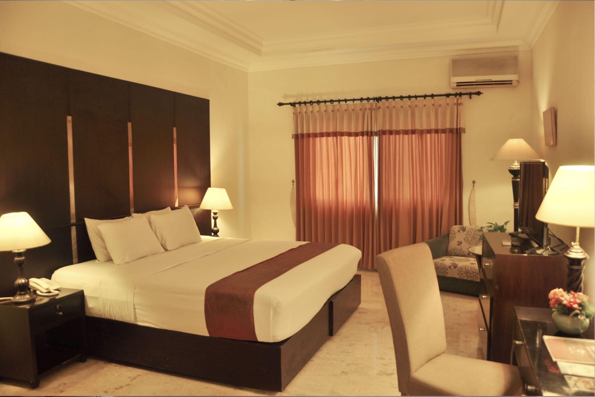 Royal Hotel Tretes Prigen Εξωτερικό φωτογραφία